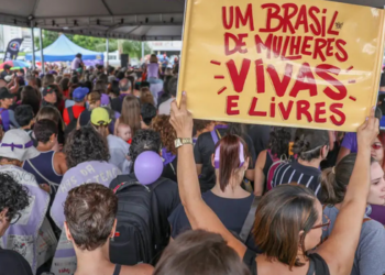 Pesquisa revela que mais da metade das brasileiras já sofreu violência de parceiros ou ex-parceiros e avalia os impactos da Lei Maria da Penha.