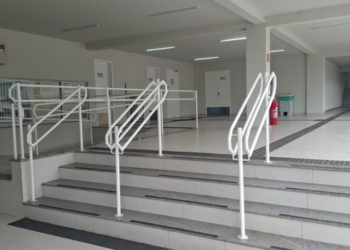 Sede da Mobilidade Urbana de Macaé é reformada com recursos de acessibilidade, incluindo elevador, rampas, banheiros adaptados, piso tátil e Braille.