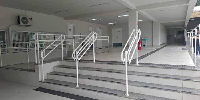 Sede da Mobilidade Urbana de Macaé é reformada com recursos de acessibilidade, incluindo elevador, rampas, banheiros adaptados, piso tátil e Braille.