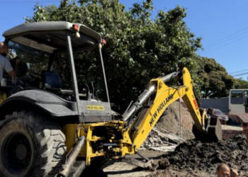 Prefeitura de Cabo Frio inicia nova etapa de obras de drenagem no Portinho com instalação de tubulação de maior vazão para reduzir alagamentos.