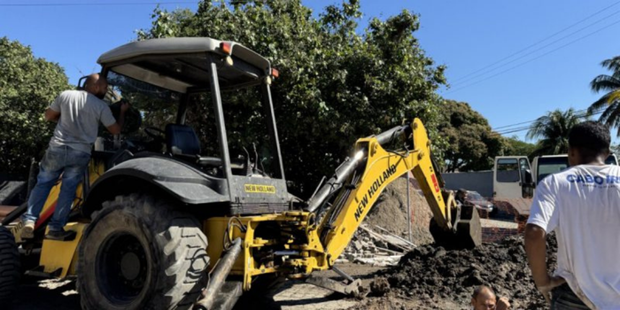 Prefeitura de Cabo Frio inicia nova etapa de obras de drenagem no Portinho com instalação de tubulação de maior vazão para reduzir alagamentos.