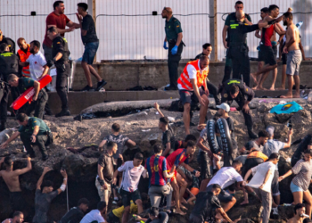 Tentativa de entrada em massa em Ceuta, na Espanha, deixa mortos e mobiliza Guarda Civil e Exército. Crise também afeta Melilla.