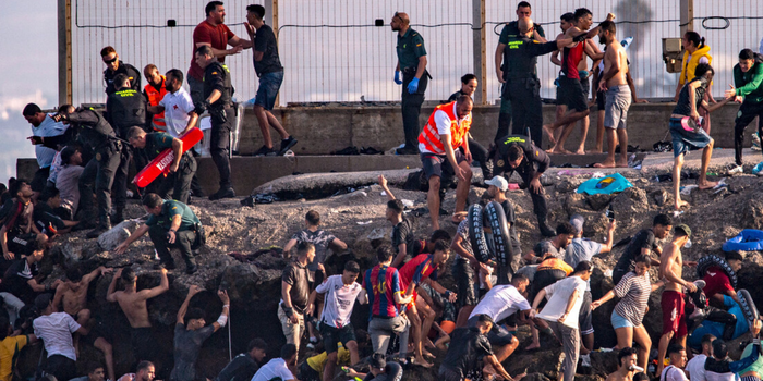 Tentativa de entrada em massa em Ceuta, na Espanha, deixa mortos e mobiliza Guarda Civil e Exército. Crise também afeta Melilla.
