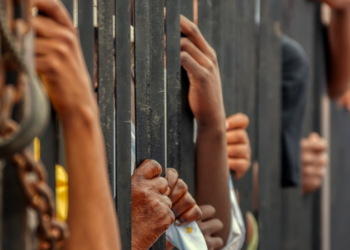 Número de brasileiros vítimas de tráfico de pessoas aumentou 33%, segundo relatório do MJSP e UNODC. Golpistas usam internet e inteligência artificial para aliciar vítimas.