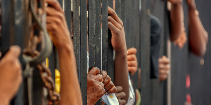 Número de brasileiros vítimas de tráfico de pessoas aumentou 33%, segundo relatório do MJSP e UNODC. Golpistas usam internet e inteligência artificial para aliciar vítimas.