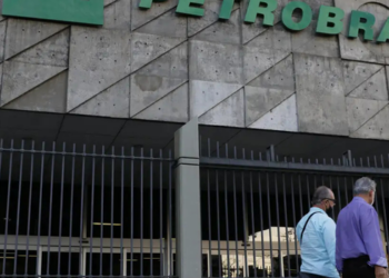 Petrobras reduz em 14,5% o preço do querosene de aviação vendido às distribuidoras em julho. QAV cai pelo segundo mês seguido, mas ainda acumula alta no ano.