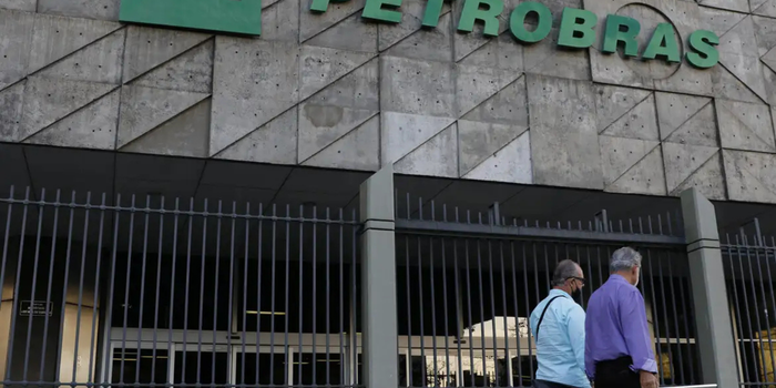 Petrobras reduz em 14,5% o preço do querosene de aviação vendido às distribuidoras em julho. QAV cai pelo segundo mês seguido, mas ainda acumula alta no ano.