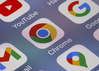 A Comissão Europeia aplicou uma multa de 890 milhões de euros ao Google por descumprimento da Lei dos Mercados Digitais e determinou mudanças no buscador e na Google Play.