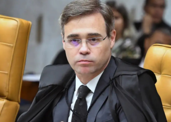 Ministro André Mendonça autoriza inquérito da Polícia Federal para investigar repasses financeiros ao filme Dark Horse, baseado na trajetória de Jair Bolsonaro.