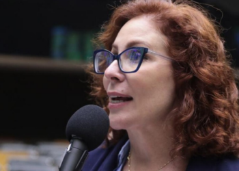 Carla Zambelli volta às redes na Itália e divulga a pré-candidatura da mãe a deputada federal.