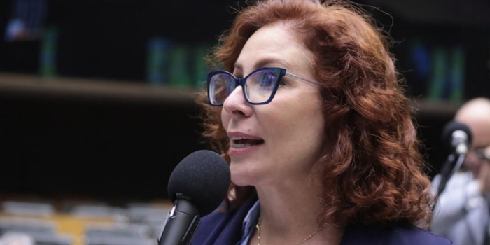 Carla Zambelli volta às redes na Itália e divulga a pré-candidatura da mãe a deputada federal.