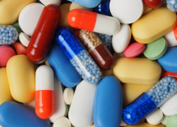 Cartilha do STF orienta profissionais do Direito e cidadãos sobre ações judiciais para fornecimento de medicamentos pelo SUS, com regras de competência e custeio.