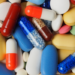Cartilha do STF orienta profissionais do Direito e cidadãos sobre ações judiciais para fornecimento de medicamentos pelo SUS, com regras de competência e custeio.