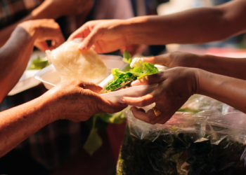 Relatório da ONU mostra queda da fome mundial pelo terceiro ano seguido em 2025. Apesar do avanço, 645 milhões de pessoas ainda vivem em situação de subnutrição.