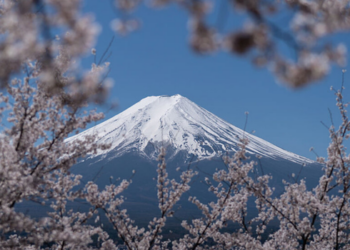 Uma idosa de 99 anos foi resgatada com vida após passar a noite no Monte Fuji, enquanto um turista suíço morreu durante a escalada. Autoridades reforçam medidas de segurança.