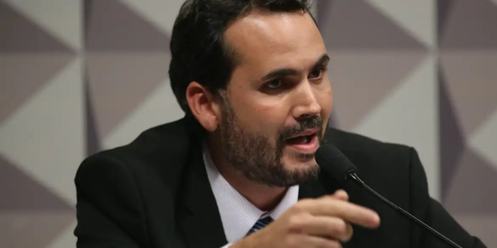 Mesmo com alta do petróleo no mercado internacional, governo federal decidiu não ampliar subsídios aos combustíveis neste momento e mantém benefícios parciais.