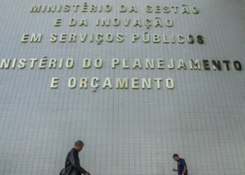 Governo federal libera R$ 5,7 bilhões do Orçamento após revisão das despesas e melhora nas projeções fiscais. Recursos poderão ser usados pelos ministérios.