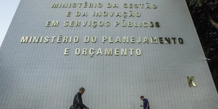 Governo federal libera R$ 5,7 bilhões do Orçamento após revisão das despesas e melhora nas projeções fiscais. Recursos poderão ser usados pelos ministérios.