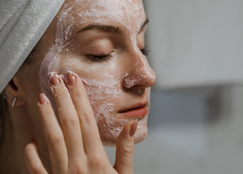 Pesquisa revela que 68% dos jovens já testaram cuidados indicados nas redes, enquanto 70% nunca procuraram um dermatologista.