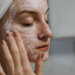 Pesquisa revela que 68% dos jovens já testaram cuidados indicados nas redes, enquanto 70% nunca procuraram um dermatologista.