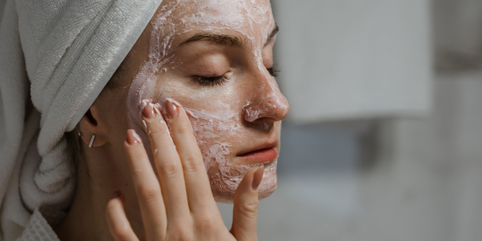 Pesquisa revela que 68% dos jovens já testaram cuidados indicados nas redes, enquanto 70% nunca procuraram um dermatologista.