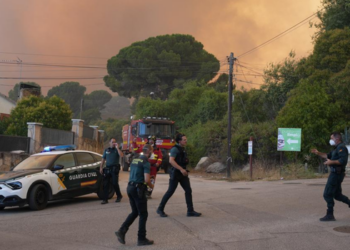 Incêndios na França e na Espanha obrigam mais de 300 mil pessoas a deixar áreas de risco e avançam sobre cidades, florestas e destinos turísticos.