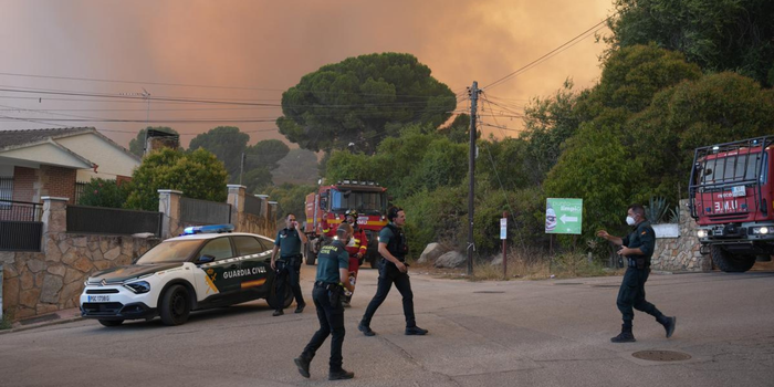 Incêndios na França e na Espanha obrigam mais de 300 mil pessoas a deixar áreas de risco e avançam sobre cidades, florestas e destinos turísticos.