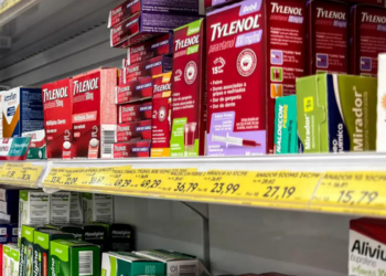 Ministério Público de São Paulo investiga máquinas automáticas de medicamentos após fiscalização apontar venda sem controle de idade e assistência farmacêutica.