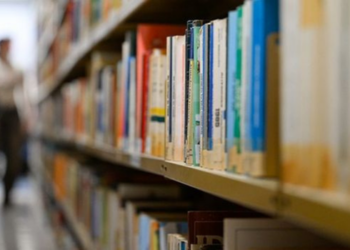Empresas de IA estariam comprando livros antigos em larga escala para digitalização e treinamento de modelos.