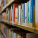 Empresas de IA estariam comprando livros antigos em larga escala para digitalização e treinamento de modelos.