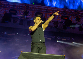 Zezé Di Camargo abriu a Expo Macaé 2026 com clássicos sertanejos e músicas do projeto “Rústico”.