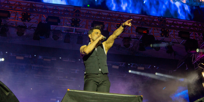 Zezé Di Camargo abriu a Expo Macaé 2026 com clássicos sertanejos e músicas do projeto “Rústico”.