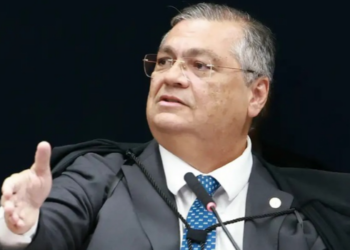 Flávio Dino restringe no STF a indicação de emendas parlamentares por dirigentes partidários sem mandato e ex-parlamentares.