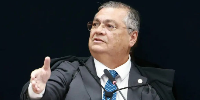 Flávio Dino restringe no STF a indicação de emendas parlamentares por dirigentes partidários sem mandato e ex-parlamentares.