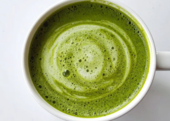 Aumento das temperaturas ameaça a produção de matcha no Japão e estimula pesquisas genéticas para preservar qualidade e sabor do chá.