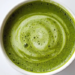 Aumento das temperaturas ameaça a produção de matcha no Japão e estimula pesquisas genéticas para preservar qualidade e sabor do chá.