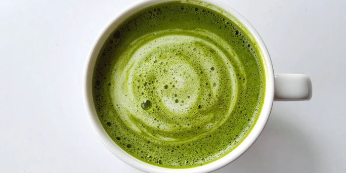 Aumento das temperaturas ameaça a produção de matcha no Japão e estimula pesquisas genéticas para preservar qualidade e sabor do chá.