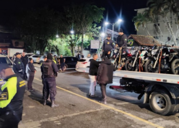 Operação conjunta apreendeu oito motocicletas em Angra dos Reis durante fiscalização realizada em diferentes regiões da cidade.