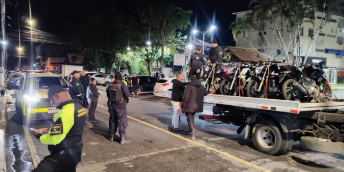 Operação conjunta apreendeu oito motocicletas em Angra dos Reis durante fiscalização realizada em diferentes regiões da cidade.
