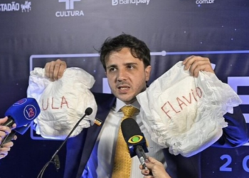 Primeiro debate presidencial de 2026 teve ausência de Lula, Flávio Bolsonaro e Romeu Zema e foi marcado por críticas e tensão entre candidatos.