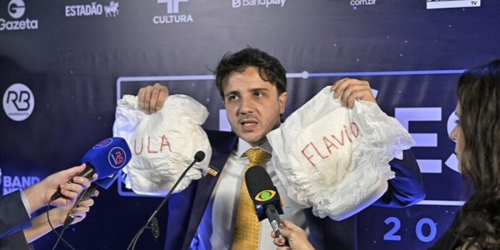 Primeiro debate presidencial de 2026 teve ausência de Lula, Flávio Bolsonaro e Romeu Zema e foi marcado por críticas e tensão entre candidatos.
