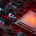 OpenAI e outras empresas reforçam controles após detectar pedidos relacionados a armas biológicas e toxinas.