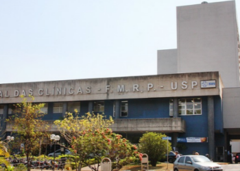 Recém-nascida morre dois dias após sofrer corte de bisturi na cabeça durante cesárea no Hospital das Clínicas de Ribeirão Preto. Polícia Civil investiga o caso e hospital abriu apuração interna.