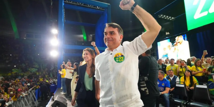 Plano de governo de Flávio Bolsonaro para 2026 prevê mudanças na segurança, redução da maioridade penal, reforma administrativa e alterações tributárias.