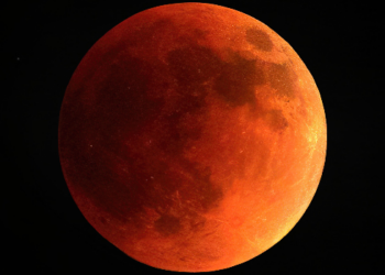 Eclipse lunar parcial poderá ser observado em todo o Brasil na madrugada de sexta-feira (28), com pico previsto para 1h13.