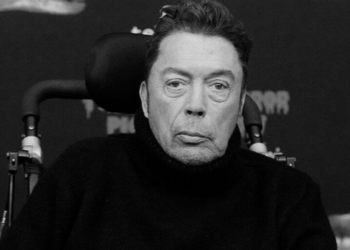 Tim Curry, ator de “The Rocky Horror Picture Show” e Pennywise em “It”, morre aos 80 anos em Los Angeles. Artista enfrentava problemas de saúde desde um AVC.