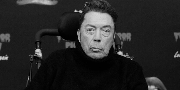 Tim Curry, ator de “The Rocky Horror Picture Show” e Pennywise em “It”, morre aos 80 anos em Los Angeles. Artista enfrentava problemas de saúde desde um AVC.