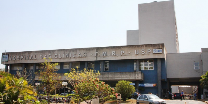 Recém-nascida morre dois dias após sofrer corte de bisturi na cabeça durante cesárea no Hospital das Clínicas de Ribeirão Preto. Polícia Civil investiga o caso e hospital abriu apuração interna.