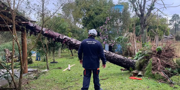 Frente fria deve provocar tempestades, vendavais e queda nas temperaturas no Sul e Sudeste, enquanto Nordeste terá tempo seco e chuva intensa no litoral.