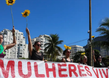 Protestos em várias cidades brasileiras pedem a votação do PL da Misoginia, que amplia punições para crimes de violência e discriminação contra mulheres.